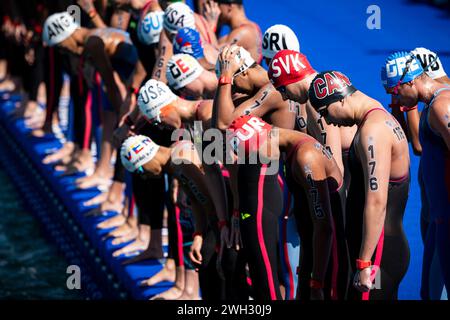 Doha, Katar. Februar 2024. Der Start der 5 km langen Freiwasserweltmeisterschaft für Männer im Rahmen der 21. Aquatikweltmeisterschaft im alten Hafen von Doha in Doha (Katar), 7. Februar 2024. Quelle: Insidefoto di andrea staccioli/Alamy Live News Stockfoto