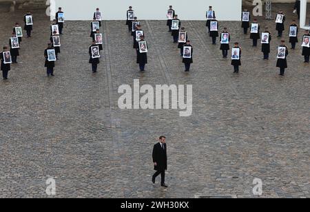 Paris, Frankreich. Februar 2024. Der französische Präsident Emmanuel Macron leitet am Mittwoch, den 7. Februar 2024, eine Zeremonie zu Ehren der französischen Opfer des 7. Okt.-Angriffs der Hamas auf die Invaliden in Paris, vier Monate auf den Tag, nachdem bewaffnete Schützen aus Gaza 1.200 Menschen hingerichtet und 253 Geiseln entführt hatten. Die republikanischen Wachen hielten die Porträtbilder der 42 französischen Opfer des Massakers. Foto: Maya Vidon-White/UPI. Quelle: UPI/Alamy Live News Stockfoto