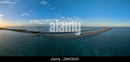 Die alte Bahia Honda Railroad Bridge mit der neuen Bahia Honda Bridge im Hintergrund, Florida Keys, USA. Stockfoto