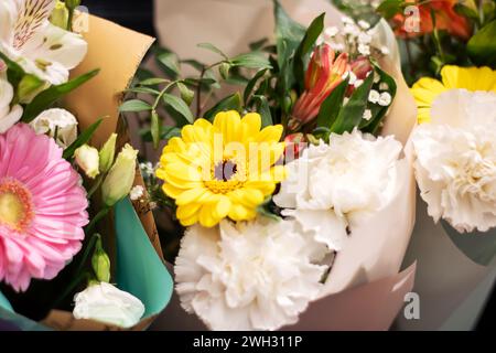 Blumen in einer Geschenkverpackung Nahaufnahme, Hintergrund Stockfoto