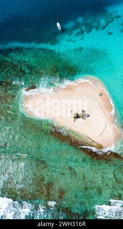 Hochauflösendes Drohnenfoto von Sandy Need auf den Britischen Jungferninseln, das die vielen Farben des karibischen Wassers einfängt. 4500° N, 64,7087° W Stockfoto