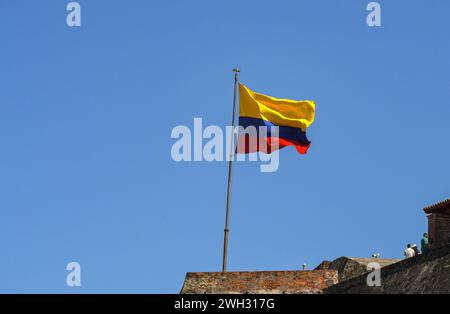 Cartagena, Kolumbien – 24. Januar 2024: Nationalflagge Kolumbiens, Bandera de Columbia, über dem Schloss San Felipe de Barajas in Cartagena. Stockfoto