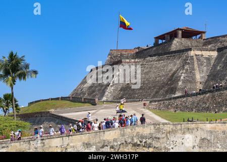 Cartagena, Kolumbien – 24. Januar 2024: Die Menschen gehen auf die Burg San Felipe de Barajas in Cartagena. Stockfoto