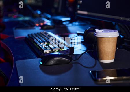 Moderne Büroeinrichtung mit schlanker Computertastatur und Maus auf einem Tisch neben einer Tasse Kaffee Stockfoto