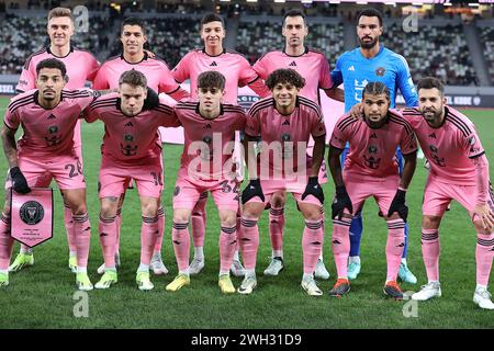 Tokio, Japan. Februar 2024. Die Spieler des Inter Miami CF posieren vor dem Start eines Freundschaftsspiels im Japan National Stadium in Tokio für die Kameras. Vissel Kobe besiegt Inter Miami CF mit 4:3 im Elfmeterschießen. (Kreditbild: © Rodrigo Reyes Marin/ZUMA Press Wire) NUR REDAKTIONELLE VERWENDUNG! Nicht für kommerzielle ZWECKE! Stockfoto