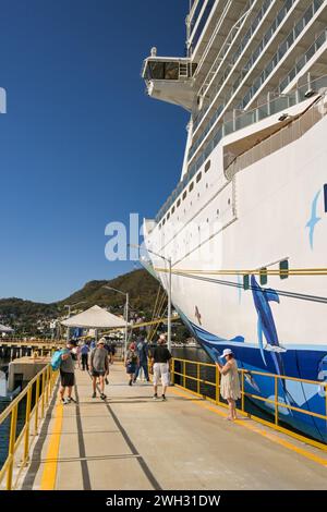 Manzanillo, Mexiko - 16. Januar 2024: Kreuzfahrtpassagiere kehren zum norwegischen Bliss-Ozeanschiff zurück, das von NCL betrieben wird Stockfoto