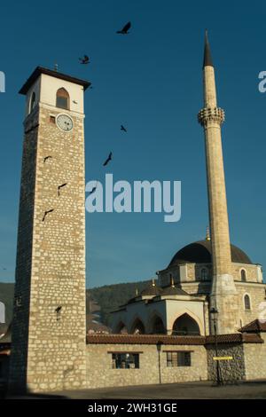 moschee und alter Uhrenturm in Pljevlja, Montenegro Stockfoto