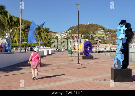 Manzanillo, Mexiko - 16. Januar 2024: Besucher schlendern entlang der Promenade in Manzanillo Stockfoto