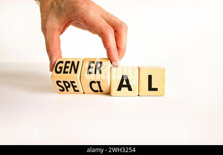 Allgemeines oder spezielles Symbol. Geschäftsmann verwandelt schöne Holzwürfel und ändert das Wort Special in General. Schöner weißer Tisch mit weißem Hintergrund. B Stockfoto