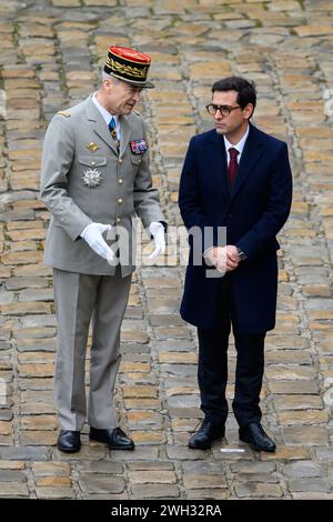 Julien Mattia/Le Pictorium - nationale Hommage an die Opfer der Hamas-Angriffe in Israel - 07/02/2024 - Frankreich/Ile-de-France (Region)/Paris - Ankunft des Präsidenten der Republik, Emmanuel Macron, begrüßt von den Ministern, Le Ministre de l'Interieur et des Outre-mer, Gerald Darmanin, Le Premiere Ministre, Gabriel Attal, Le Ministre de la Justice, et Garde des Sceaux, Eric dupond-Moretti und Le Ministre des Affaires Etrangeres Stephane Sejourne bei der Zeremonie zu Ehren der französischen Opfer der Terroranschläge vom 7. Oktober 2024 in Les Invalides. Stockfoto