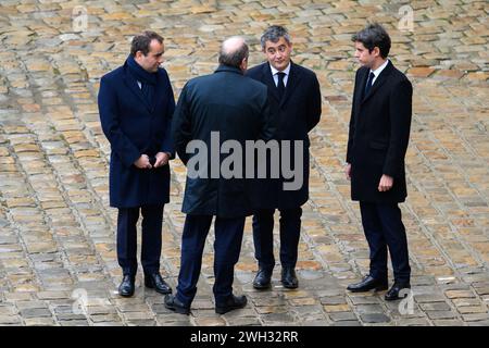 Julien Mattia/Le Pictorium - nationale Hommage an die Opfer der Hamas-Angriffe in Israel - 07/02/2024 - Frankreich/Ile-de-France (Region)/Paris - Ankunft des Präsidenten der Republik, Emmanuel Macron, begrüßt von den Ministern, Le Ministre de l'Interieur et des Outre-mer, Gerald Darmanin, Le Premiere Ministre, Gabriel Attal, Le Ministre de la Justice, et Garde des Sceaux, Eric dupond-Moretti und Le Ministre des Affaires Etrangeres Stephane Sejourne bei der Zeremonie zu Ehren der französischen Opfer der Terroranschläge vom 7. Oktober 2024 in Les Invalides. Stockfoto