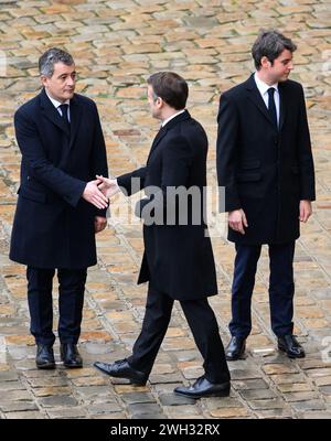 Julien Mattia/Le Pictorium - nationale Hommage an die Opfer der Hamas-Angriffe in Israel - 07/02/2024 - Frankreich/Ile-de-France (Region)/Paris - Ankunft des Präsidenten der Republik, Emmanuel Macron, begrüßt von den Ministern, Le Ministre de l'Interieur et des Outre-mer, Gerald Darmanin, Le Premiere Ministre, Gabriel Attal, Le Ministre de la Justice, et Garde des Sceaux, Eric dupond-Moretti und Le Ministre des Affaires Etrangeres Stephane Sejourne bei der Zeremonie zu Ehren der französischen Opfer der Terroranschläge vom 7. Oktober 2024 in Les Invalides. Stockfoto