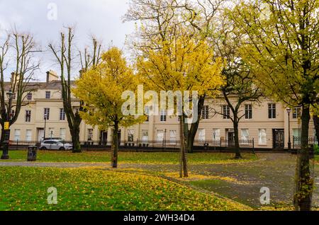 Belfast, County Down, 18. November 2023 - Wohnungen und Hotel in Gebäuden im Regency-Stil im Upper Crescent Belfast Crescent Garten im Vordergrund Stockfoto