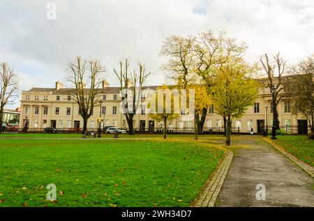 Belfast, County Down, 18. November 2023 - Wohnungen und Hotel in Gebäuden im Regency-Stil im Upper Crescent Belfast Crescent Garten im Vordergrund Stockfoto