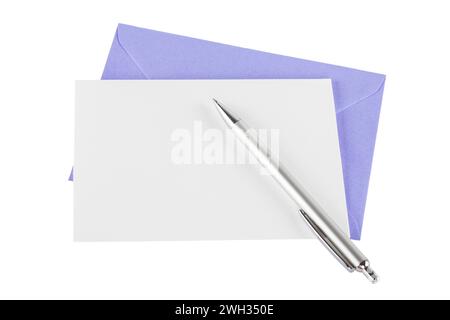 Violetter Umschlag, leerer Einladungswagen und isotonierter weißer Hintergrund Stockfoto