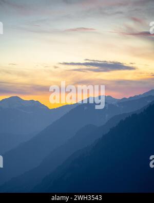 Sonnenaufgang Sonnenuntergang Abenddämmerung Farben über den himalaya Bergen mit Nebel in der Ferne mit satten Orange- und Rottönen in manali kullu shimla in Indien Stockfoto