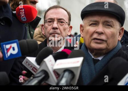 Der ehemalige Minister für Inneres und Verwaltung, Mariusz Kaminski, und der Vorsitzende der Partei Recht und Gerechtigkeit, Jaroslaw Kaczynski, sprechen vor den Medien außerhalb des Parlaments. Der ehemalige Innenminister Mariusz Kaminski und sein Stellvertreter Maciej Wasik wurden letzten Monat inhaftiert, nachdem sie wegen Machtmissbrauchs für Maßnahmen verurteilt wurden, die 2007 ergriffen wurden, als sie in einer früheren Regierung unter der Leitung von Recht und Justiz tätig waren und zuvor das zentrale Antikorruptionsbüro (CBA) leiteten. Sie behaupteten, "politische Gefangene" zu sein, und sie verloren auch ihr parlamentarisches Mandat. Sie versuchten, sich mit Unterstützung von ins parlament zu drängen Stockfoto