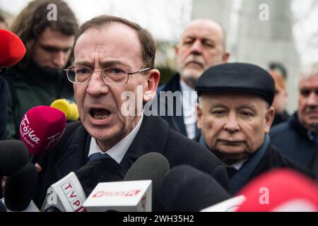 Der ehemalige Minister für Inneres und Verwaltung Mariusz Kaminski, der nach einer zweiten Begnadigung durch den Präsidenten aus dem Gefängnis entlassen wird, spricht mit den Medien außerhalb des Parlaments. Der ehemalige Innenminister Mariusz Kaminski und sein Stellvertreter Maciej Wasik wurden letzten Monat inhaftiert, nachdem sie wegen Machtmissbrauchs für Maßnahmen verurteilt wurden, die 2007 ergriffen wurden, als sie in einer früheren Regierung unter der Leitung von Recht und Justiz tätig waren und zuvor das zentrale Antikorruptionsbüro (CBA) leiteten. Sie behaupteten, "politische Gefangene" zu sein, und sie verloren auch ihr parlamentarisches Mandat. Sie versuchten, sich in das parlament zu drängen, unterstützten sie Stockfoto