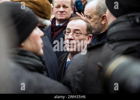 Der ehemalige Minister für Inneres und Verwaltung, Mariusz Kaminski, der nach einer zweiten Begnadigung durch den Präsidenten aus dem Gefängnis entlassen wird, versucht, in das Parlament einzudringen, umgeben von Abgeordneten der Partei für Recht und Gerechtigkeit. Der ehemalige Innenminister Mariusz Kaminski und sein Stellvertreter Maciej Wasik wurden letzten Monat inhaftiert, nachdem sie wegen Machtmissbrauchs für Maßnahmen verurteilt wurden, die 2007 ergriffen wurden, als sie in einer früheren Regierung unter der Leitung von Recht und Justiz tätig waren und zuvor das zentrale Antikorruptionsbüro (CBA) leiteten. Sie behaupteten, "politische Gefangene" zu sein, und sie verloren auch ihr parlamentarisches Mandat. Sie versuchten zu eitern Stockfoto