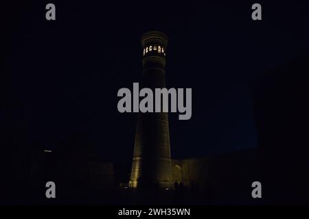 Nachtansicht auf das Kalyan Minaret in Buchara, Usbekistan Stockfoto