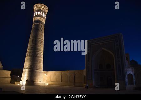 Nachtansicht auf das Kalyan Minaret in Buchara, Usbekistan Stockfoto