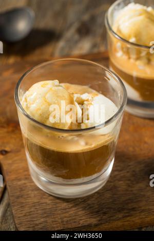 Gefrorenes süßes Affogato-Dessert mit Eiscreme und Espresso Stockfoto