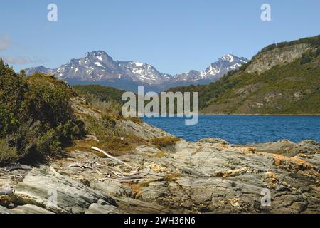 Blick nach Süden über Bahia Lapataia in Richtung Beagle-Kanal und die Berge Chiles Patagoniens vom Parque Argentino Tierra del Fuego, Ushuaia. Stockfoto