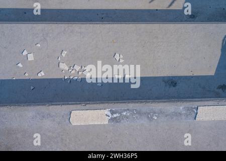 Aufgerissene weiße Linienmarkierung auf Beton Stockfoto