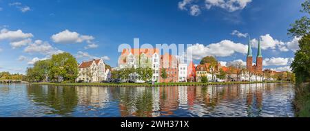 Historische Häuser und Lübecker Dom / Dom zu Lübeck / Lübecker Dom entlang der Trave in der Hansestadt Lübeck, Schleswig-Holstein, Deutschland Stockfoto