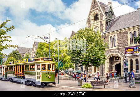 Straßenbahn vor dem Kunstzentrum im historischen Stadtzentrum von Christchurch, Neuseeland Stockfoto