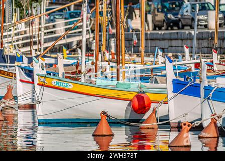 Kleine farbenfrohe traditionelle Fischerboote namens Nizza im Hafen von Nizza, Frankreich Stockfoto