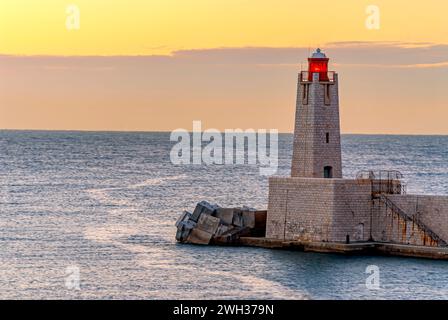 Leuchtturm phare du Cap ferrat am Hafen von Nizza bei Sonnenaufgang, Frankreich Stockfoto