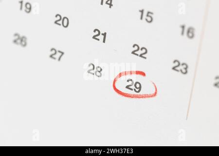 Rote Kreismarkierung am 29. februar auf dem Kalender. Kopierbereich Stockfoto