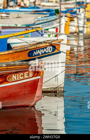 Kleine farbenfrohe traditionelle Fischerboote namens Nizza im Hafen von Nizza, Frankreich Stockfoto