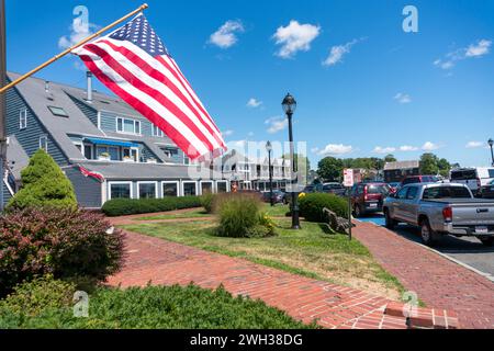 Salem, USA - 11. August 2019: An einem sonnigen Tag fliegt die amerikanische Flagge in den Straßen von Salem Stockfoto