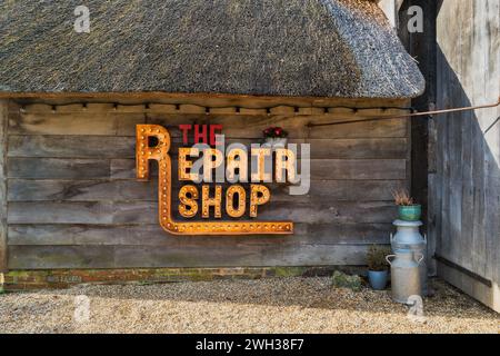 Weald and Downland Living Museum, Sussex, England. Die Beschilderung vor einer Scheune, die in der beliebten Show „ The Repair Shop“ verwendet wurde Stockfoto