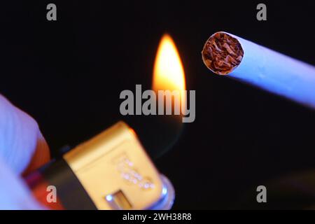 Eine Zigarette wird angezuendet Foto: Thomas Wieck V e r o e f e n t l i c h u n g u r m i t n m e u n d H o n o r a r z a h l u n g + B e l E Stockfoto