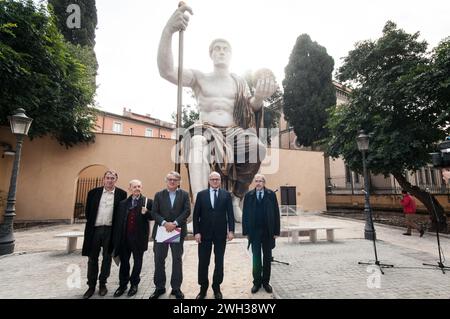 In Rom, Italien, wird am 6. Februar 2024 die kolossale Statue des römischen Kaisers Konstantin, dessen wenige Steinreste in den Kapitolinischen Museen untergebracht sind, von einer Stiftung aus Madrid mit 3D-Druckern rekonstruiert und heute der Öffentlichkeit präsentiert. Es ist wahrscheinlich eine wichtige Skulptur, weil sie an der Grenze zwischen der heidnischen und der christlichen Welt liegt. Wir wissen, dass Konstantin der erste Kaiser war, der die christliche Religion offiziell anerkannte, so ein Experte. Eine andere fügt hinzu: „Es ist eine sehr wichtige Statue, weil sie das neue darstellt, während sie antike verwendet Stockfoto