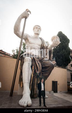 In Rom, Italien, wird am 6. Februar 2024 die kolossale Statue des römischen Kaisers Konstantin, dessen wenige Steinreste in den Kapitolinischen Museen untergebracht sind, von einer Stiftung aus Madrid mit 3D-Druckern rekonstruiert und heute der Öffentlichkeit präsentiert. Es ist wahrscheinlich eine wichtige Skulptur, weil sie die Grenze zwischen der heidnischen und der christlichen Welt markiert. Wir wissen, dass Konstantin der erste Kaiser war, der die christliche Religion offiziell anerkannte, so ein Experte. Eine andere fügt hinzu: „Es ist eine sehr wichtige Statue, weil sie das neue darstellt, während sie alte Muster verwendet. Stockfoto