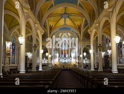 Das Innere der Basilika St. Maria der Engel, die das Schiff hinunter zum Altar blickt. Die neugotische Kirche wurde 1915 erbaut. Stockfoto