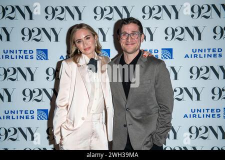 New York, Usa. Februar 2024. Im Spotlight: Oppenheimer Emily Blunt im Gespräch mit Josh Horowitz. Emily Blunt und Josh Horowitz nehmen am 6. Februar 2024 an einer Diskussion des Films Oppenheimer in der 92nd Street Y in New York City Teil. (Foto von Thenews2/NurPhoto) Credit: NurPhoto SRL/Alamy Live News Stockfoto