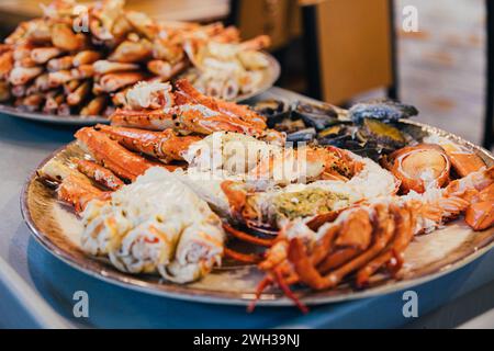 Die beiden Teller zeigen eine köstliche Auswahl an Meeresfrüchten, wunderschön auf einem Tisch präsentiert. Stockfoto