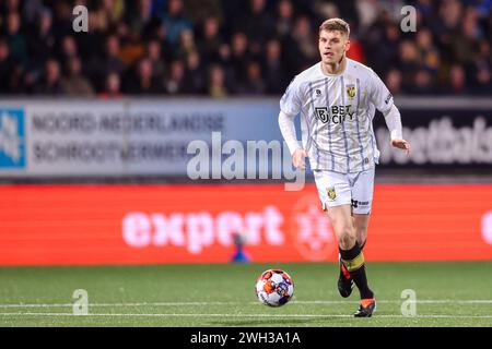 Leeuwarden, Niederlande. Februar 2024. LEEUWARDEN, NIEDERLANDE - 7. FEBRUAR: Ramon Hendriks von Vitesse spielt mit dem Ball während des TOTO KNVB Cup Viertelfinales zwischen SC Cambuur und Vitesse am 7. Februar 2024 im Cambuurstadion in Leeuwarden, Niederlande. (Foto: Pieter van der Woude/Orange Pictures) Credit: Orange Pics BV/Alamy Live News Stockfoto