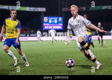 Leeuwarden, Niederlande. Februar 2024. LEEUWARDEN, NIEDERLANDE - 7. FEBRUAR: Mexx Meerdink von Vitesse spielt mit dem Ball während des TOTO KNVB Cup Quarter Final-Spiels zwischen SC Cambuur und Vitesse am 7. Februar 2024 im Cambuurstadion in Leeuwarden, Niederlande. (Foto: Pieter van der Woude/Orange Pictures) Credit: Orange Pics BV/Alamy Live News Stockfoto