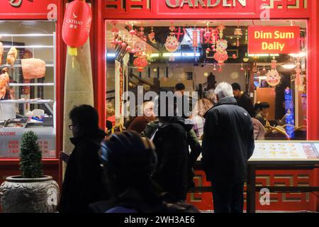 Chinatown, London, Großbritannien. Februar 2024. Chinesisches Neujahr: Jahr des Drachen. Vor dem Neujahrsfest in London Chinatown. Quelle: Matthew Chattle/Alamy Live News Stockfoto