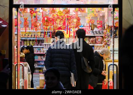 Chinatown, London, Großbritannien. Februar 2024. Chinesisches Neujahr: Jahr des Drachen. Vor dem Neujahrsfest in London Chinatown. Quelle: Matthew Chattle/Alamy Live News Stockfoto