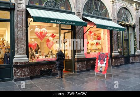 Einkaufen für Schokolade in Brüssel Stockfoto