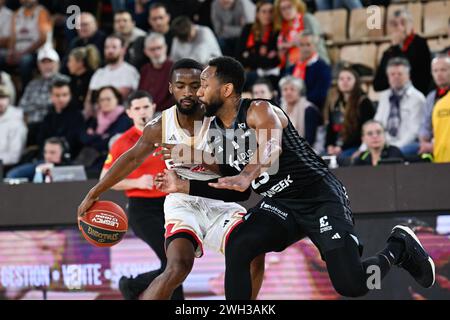 Monaco Spieler #11 Alpha Diallo und Villeurbanne Spieler #23 David Lighty sind während des Betclic Elite Spiels zwischen AS Monaco und LDLC ASVEL Lyon Villeurbanne in der Gaston-Medecin-Halle in Monaco zu sehen. Finale: AS Monaco 89 - 71 LDLC ASVEL Lyon Villeurbanne. Stockfoto