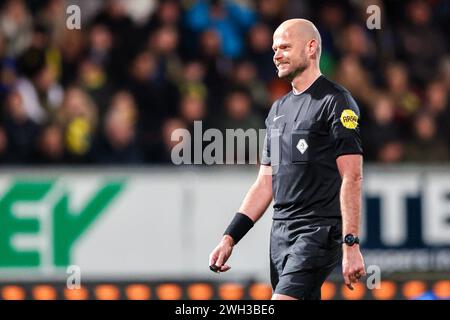 Leeuwarden, Niederlande. Februar 2024. LEEUWARDEN, NIEDERLANDE - 7. FEBRUAR: Schiedsrichter Rob Dieperink lächelt beim TOTO KNVB Cup Viertelfinalspiel zwischen SC Cambuur und Vitesse am 7. Februar 2024 im Cambuurstadion in Leeuwarden. (Foto: Pieter van der Woude/Orange Pictures) Credit: Orange Pics BV/Alamy Live News Stockfoto