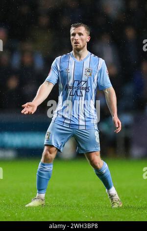 Coventry, Großbritannien. Februar 2024. Coventry City Mittelfeldspieler Jamie Allen (8) Gesten während des Coventry City FC gegen Sheffield Wednesday FC Emirates FA Cup 4. Runde Replay in der Coventry Building Society Arena, Coventry, England, Großbritannien am 6. Februar 2024 Credit: Every Second Media/Alamy Live News Stockfoto